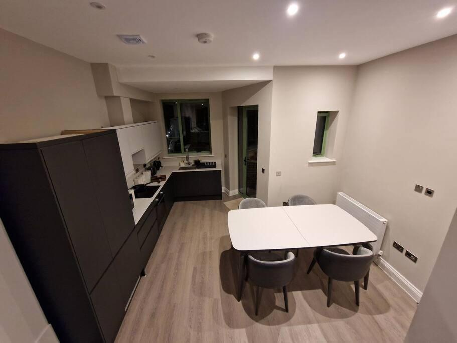 エドモントン Stunning Newbuilt 3 Bed House Sleeps 9ヴィラ エクステリア 写真